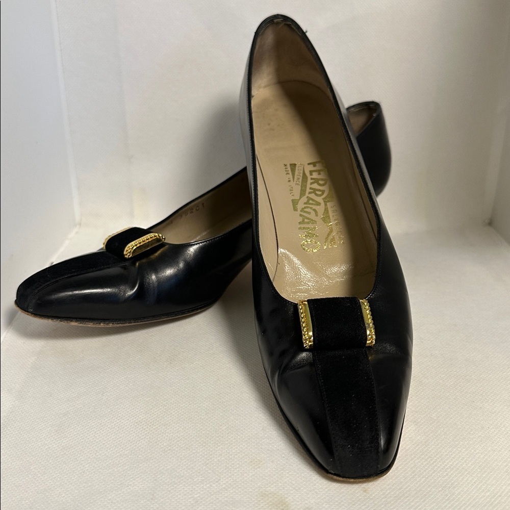 Salvatore Ferragamo Vintage Black Leather Suede Chain Trim Pumps | Size 8.5 AAAA